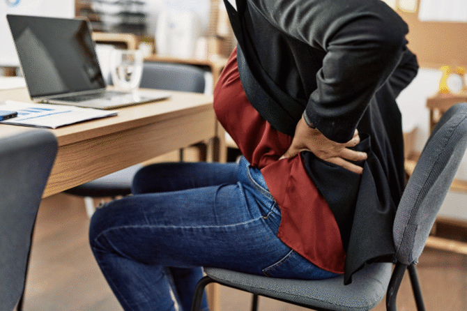 تأثير الجلوس الطويل على موظفي المكاتب